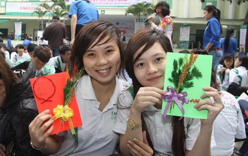 Hơn 2 ngàn sinh viên tham gia gói quà làm nên 2 kỷ lục Việt Nam